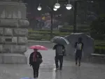 Personas se refugian bajo paraguas de la lluvia en la Ciudad de México.