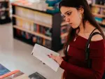 Mujer lee en una librería.