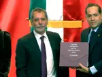 El secretario de Hacienda y Crédito Público, Édgar Amador, entregó el Paquete Económico 2027 a Raúl Bolaños-Cacho Cué, presidente de la Mesa Directiva de la Cámara de Diputados.