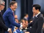 El secretario de Economía, Marcelo Ebrard y el presidente sudcoreano, Lee Jae-myung.