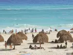 CANC⁄N, QUINTANA ROO, 23DICIEMBRE2020.- Cientos de turistas nacionales y extranjeros arriban a las playas del caribe mexicano durante la temporada navideÒa a pesar de la pandemia por Covid-19. La entidad se mantiene en sem·foro amarillo por Covid-19. A pesar que el lÌmite establecido de ocupaciÛn hotelera por el color del sem·foro es del 60% por ciento, el gobierno del estado ha otorgado permisos especiales para que los establecimientos lleguen hasta el 80%. durante el periodo del 21 al 27 de diciembre a aquellas empresas certificadas con las medidas sanitarias correspondientes.FOTO: ELIZABETH RUIZ/CUARTOSCURO.COM