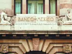 El Banco de México es autónomo y se dedica a controlar la inflación.