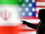 Banderas de Irán y Estados Unidos con un Trump a escala.