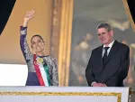 La presidenta de México, Claudia Sheinbaum, saluda a sus simpatizantes junto a su esposo, Jesús María Tarriba, durante el tradicional Grito de Independencia en el Zócalo de la Ciudad de México.