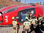 Los bomberos trabajan en la cabecera del tren Iryo siniestrado en Adamuz