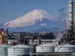 Tanques en una refinería de petróleo con el monte Fuji al fondo, en Yokohama, prefectura de Kanagawa.