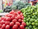 La inflación de frutas y verduras fue de 10.75% en marzo, el mayor incremento para un mes similar en más de cuatro décadas; el jitomate se disparó 42% y productos como limón, pepino, tomate verde y papa contribuyeron a la mayor presión.