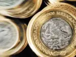 El peso avanzó en un mercado con mejor sentimiento ante señales de un posible acuerdo entre Estados Unidos e Irán para poner fin a la guerra.

Para más información del tema, visita: https://www.eleconomista.com.mx/mercados/precio-dolar-hoy-6-mayo-2026-cuanto-cerro-20260506-812186.html

¡Síguenos en nuestras redes sociales para mantenerte informado!

Twitter: https://twitter.com/eleconomista 
Facebook: https://www.facebook.com/ElEconomista.mx
Instagram: https://www.instagram.com/eleconomistamx
LinkedIn: https://www.linkedin.com/company/el-economista/

#ElEconomista #TipodeCambio