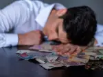 En México, el sobreendeudamiento de los hogares se agrava por la débil educación financiera, la facilidad de acceso al crédito y factores económicos adversos como inflación, altas tasas de interés y desempleo.