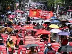 Unos 3,000 miembros del ala disiente del Sindicato Nacional de Trabajadores de la Educación marcharon en Ciudad de México a propósito de la celebración del día del maestro.