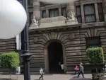 La ⁠incertidumbre en torno a las repercusiones de ‌la guerra ⁠en Medio Oriente marcó la ⁠última decisión de ‌política monetaria del Banxico del mes ​de mayo, de acuerdo con la minuta de la más reciente reunión publicada este jueves. 

Para más información del tema, visita: https://www.eleconomista.com.mx/sectorfinanciero/preocupaciones-sobre-guerra-dominaron-ultima-reunion-banxico-minutas-20260521-814716.html 

¡Síguenos en nuestras redes sociales para mantenerte informado! 

Twitter: https://twitter.com/eleconomista 
Facebook: https://www.facebook.com/ElEconomista.mx 
Instagram: https://www.instagram.com/eleconomistamx 
LinkedIn: https://www.linkedin.com/company/el-economista/ 

#ElEconomista #Banxico #GuerraenIrán
