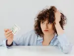Comprar una vida que no se puede sostener económicamente es causa de sobreendeudamiento.