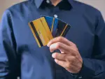 Las tarjetas de crédito garantizadas ayudan a que os otorgantes sepan que sí puede manejar el crédito.