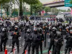 Para evitar el paso del magisterio hacia el Estadio Ciudad de México, la policía capitalina colocó dovelas de concreto, vallas metálicas y una grúa oficial.