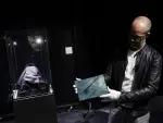 Esta fotografía muestra el primer bolso de "piel de T-Rex" expuesto antes de su subasta en el Hotel Drouot de París el 9 de junio de 2026.