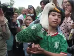 Merlín recibe a los periodistas entrada la tarde, toda la mañana estuvo ocupado en la mayor televisora de México. Su agenda no para y se extiende hasta la noche para apoyar el jueves en el 'Fan Fest' a la selección que tiene partido.

¡Síguenos en nuestras redes sociales para mantenerte informado!

Twitter: https://twitter.com/eleconomista 
Sitio web: https://www.eleconomista.com.mx/ 
Facebook: https://www.facebook.com/ElEconomista.mx 
Instagram: https://www.instagram.com/eleconomistamx

#ElEconomista #EETV #AFP