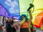La Marcha del Orgullo LGBT+ en la CDMX mantendrá su llegada al Zócalo el sábado 27 de junio, aunque habrá ajustes operativos por las actividades del Mundial 2026.

¡Síguenos en nuestras redes sociales para mantenerte informado!