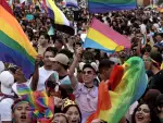 El informe revela que el 81% de los mexicanos encuestados está de acuerdo en que las personas lesbianas, gays y bisexuales deben estar protegidas contra la discriminación, mientras que un 78% extiende este mismo respaldo hacia las personas transgénero.