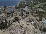 Vista aérea que muestra a equipos de rescate y voluntarios trabajando entre los escombros de edificios colapsados ​​en Caraballeda, estado de La Guaira.