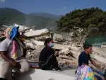 Más de mil 400 personas han muerto tras los terremotos que golpearon Venezuela esta semana. Miles de familias permanecen en refugios improvisados mientras continúan las labores de rescate en medio de una creciente crisis humanitaria.