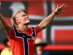 Erling Haaland volvió a poner su cuerpo en el centro de la conversación. Durante el Mundial 2026, el delantero noruego marcó dos goles ante Brasil y llevó a Noruega a cuartos de final, un resultado que reforzó la imagen de un futbolista construido para la potencia, el choque y la definición. Con sus goles, también regresó una pregunta que lo persigue desde hace años: qué come un jugador capaz de sostener ese nivel físico.La respuesta se volvió parte de su personaje público: proteína, carnes, hígado, corazón, huevos, leche, miel y alimentos poco procesados. En distintos perfiles sobre su rutina se habla de una dieta cercana a las 6,000 calorías diarias, una cifra que solo se entiende dentro de una vida organizada alrededor del entrenamiento, la recuperación, los viajes, los partidos y una masa muscular muy por encima del promedio.La pregunta, entonces, no es si la dieta de Haaland funciona para Haaland. La pregunta útil es otra: qué tan conveniente es copiarla sin ser Haaland.La proteína dejó de ser nutriente y se volvió aspiraciónLa proteína ocupa un lugar privilegiado en la conversación alimentaria actual. Está en licuados, barras, yogures, cereales, snacks y menús que prometen fuerza, disciplina y control corporal. En el deporte profesional, su función es concreta: ayuda a reparar tejido muscular, sostiene la adaptación al entrenamiento y participa en la recuperación después del esfuerzo.Pero más proteína no significa automáticamente mejor alimentación. La International Society of Sports Nutrition señala que, para personas físicamente activas, una ingesta de 1.4 a 2.0 gramos de proteína por kilo de peso corporal al día puede ser suficiente para favorecer adaptaciones al entrenamiento; también ubica muchas tomas por comida entre 20 y 40 gramos, dependiendo de la edad, el tipo de ejercicio y el objetivo físico.Ahí aparece la primera diferencia. Haaland no come proteína para seguir una tendencia. La come para responder a una exigencia: entrenar, competir, recuperarse y volver a jugar. En una persona con actividad moderada o vida sedentaria, copiar el volumen de proteína o calorías de un atleta puede terminar en exceso energético, digestiones pesadas o una dieta demasiado cargada hacia un solo grupo de alimentos.Hígado y corazón: la casquería que el futbol volvió viralUno de los puntos que más atención ha generado en la dieta de Haaland es el consumo de vísceras, especialmente hígado y corazón. En el documental Haaland: The Big Decision, el futbolista mostró piezas de hígado y corazón de res y defendió la idea de comer alimentos locales y de calidad. Desde entonces, esos cortes han sido presentados como parte de su rutina de alto rendimiento.La paradoja es interesante: lo que en redes aparece como rareza de atleta, en muchas cocinas tradicionales nunca fue extraño. El hígado, el corazón, la lengua, los riñones o la pancita forman parte de una cocina de aprovechamiento que entendía al animal completo, no solo sus cortes más fáciles de vender.Nutricionalmente, las vísceras tienen argumentos. Cleveland Clinic señala que los órganos pueden aportar proteína, hierro, vitaminas del grupo B y otros micronutrientes. El hígado, en particular, concentra vitamina A, hierro y B12; por eso también exige moderación.El punto no es convertir al hígado en villano ni en milagro. Es un alimento denso, potente y culturalmente valioso, pero no necesita comerse todos los días ni en grandes cantidades. Harvard Health advierte que comer mucho hígado puede elevar el riesgo de exceso de vitamina A, mientras que Mayo Clinic recomienda evitar vísceras como hígado, riñón o mollejas en personas con gota, por su alto contenido de purinas.Comer como atleta no es comer como influencerLa dieta de Haaland se volvió viral porque reúne elementos muy atractivos para el algoritmo: 6,000 calorías, carne, vísceras, leche, miel, disciplina y un cuerpo que parece confirmar el método. Pero el rendimiento no se explica por un solo alimento.En su rutina también aparecen sueño, fisioterapia, baños de hielo, exposición a la luz, recuperación muscular y seguimiento profesional. Es decir, su alimentación forma parte de un sistema. Copiar solo el plato —carne, huevos, hígado, corazón, proteína— sin copiar el contexto —entrenamiento, descanso, gasto energético y supervisión— es quedarse con la parte más visible y menos útil.Una persona puede comprar los mismos ingredientes, pero eso no la convierte en atleta de élite. La diferencia está en para qué come, no solo en qué come.La leche cruda: el punto que no conviene romantizarAlgunas notas sobre la dieta de Haaland también mencionan leche cruda o no pasteurizada. Ese punto requiere distancia crítica. Aunque se ha vuelto popular en ciertos círculos de bienestar, la leche cruda puede contener microorganismos capaces de provocar enfermedades transmitidas por alimentos.Los CDC advierten que consumir leche sin pasteurizar puede exponer a bacterias como Campylobacter, E. coli, Listeria, Brucella y Salmonella; la FDA también señala que puede representar riesgos graves, especialmente para niños, adultos mayores, personas embarazadas y personas con sistemas inmunes debilitados.Esa es una de las partes menos convenientes de copiar. Que un atleta consuma cierto producto dentro de su rutina no lo convierte en una recomendación general.Entonces, ¿conviene comer como Haaland?Conviene aprender algunas cosas de su dieta, no imitarla completa. Tiene sentido rescatar la idea de comer suficiente proteína si se entrena, priorizar alimentos menos procesados, tomar en serio la recuperación y entender que la alimentación influye en el rendimiento.También vale la pena mirar a las vísceras sin prejuicio. El hígado y el corazón pueden tener lugar en la mesa, siempre con moderación, buena procedencia y dentro de una dieta variada. No son alimentos nuevos ni inventos del alto rendimiento; son ingredientes con historia, sabor y valor nutricional.Lo que no conviene es copiar las cantidades, las calorías, la frecuencia de consumo de vísceras o prácticas de riesgo como la leche cruda. Tampoco conviene leer el cuerpo de Haaland como una promesa replicable. Su dieta responde a un oficio: correr, chocar, saltar, entrenar, recuperarse y volver a competir.Noruega