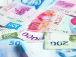 El peso se apreció levemente en un mercado preocupado por la nueva etapa en la guerra entre EU e Irán y tras la publicación de cifras locales de inflación.