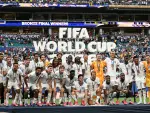 Selección de Inglaterra posa con las medallas del tercer lugar tras vencer a Francia en el Mundial 2026.