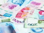 El peso ganó terreno en un mercado optimista por posibles negociaciones de paz entre EU e Irán que normalicen el tránsito por el estrecho de Ormuz.