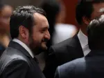 Andrés Manuel López Beltrán enfrenta críticas de dirigentes del PRI, PAN y Movimiento Ciudadano luego de que Estados Unidos revocara su visa. La presidenta Claudia Sheinbaum calificó la medida como política e injerencista.
