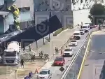 Una estructura metálica cayó sobre una camioneta frente a Paseo Interlomas, en Huixquilucan, Estado de México; una mujer murió en el accidente.