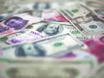 El peso cayó ligeramente en una sesión de menor actividad, debido al descanso estadounidense por el Día del Trabajo, en un mercado que se alista para recibir datos clave en la semana.