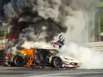 Loek Hartlog, rescatando a Ollie Millroy tras su accidente en Shanghai.