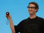Mark Zuckerberg, director ejecutivo de Meta, presentó un pequeño dispositivo portátil llamado Meta Charm para utilizar su nuevo asistente de IA, Muse, con lo que amplía los esfuerzos de la empresa en materia de hardware más allá de sus exitosas gafas inteligentes.