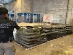 Elementos federales aseguraron sustancias químicas, cargadores, cartuchos y equipo táctico durante un cateo en una bodega del poblado El Diez, Sinaloa.