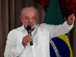 Lula enfrentará en las urnas el 25 de octubre a Flávio Bolsonaro, vencedor del primer turno con 47% de los votos, frente a 45% de Lula.