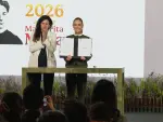 La presidenta Claudia Sheinbaum firmó este miércoles el decreto para reforzar la protección de niñas, niños y adolescentes en plataformas digitales, que deberán identificar y retirar contenidos que promuevan violencia, abuso , ciberacoso, autolesiones y otros riesgos para la población menor de edad.