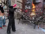 Encapuchados incendian una barricada en una de las puertas del Palacio de Gobierno de Jalisco durante una protesta por la crisis del agua en Guadalajara.