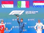 Formula One F1 - United States Grand Prix - Circuit of the Americas, Austin, Texas, U.S. - October 25, 2026Andrea Kimi Antonelli, de Mercedes, celebra su triunfo en el Gran Premio de Estados Unidos junto a Charles Leclerc, de Ferrari, y Max Verstappen, de Red Bull, segundo y tercer lugar, respectivamente. Foto: Reuters.