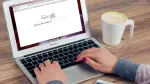 Usuario usando buscador de Google en computadora.