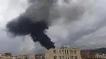 Columnas de humo tras un ataque aéreo israelí contra Saná, la capital yemení bajo control de los hutíes.