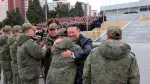 El líder de Corea del Norte, Kim Jong Un, saluda a soldados.