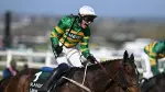 El jinete Paul Townend celebra la victoria de I Am Maximus en la Grand National Handicap Chase, en la última jornada del Festival de Carreras de Caballos de Grand National.