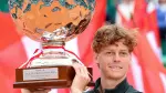 El italiano Jannik Sinner celebra con el trofeo.