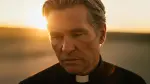 Esta imagen promocional generada por inteligencia artificial, cortesía de First Line Films, en la que se muestra una recreación digital del actor Val Kilmer para su papel póstumo como el Padre Fintan en la próxima película "As Deep As The Grave".