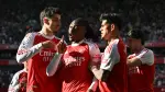 El centrocampista inglés del Arsenal, Eberechi Eze, celebra el primer gol durante el partido.