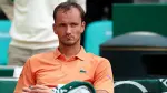 Daniil Medvedev descansa en el torneo ATP Masters Series de Montecarlo.