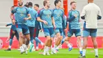 Bayern Munich's German defender #04 Jonathan Tah (L), Bayern Munich's German midfielder #06 Joshua Kimmich (2R), Bayern Munich's English forward #09 Harry Kane (2L) and team mates warm up with Bayern Munich's Belgian head coach Vincent Kompany (R) during a training session of FC Bayern Munich at their training ground in the Saebener Strasse in Munich, southern Germany on May 5, 2026, the eve of the UEFA Champions League second-leg semi-final football match against Paris Saint-Germain (PSG). (Photo by Alexandra BEIER / AFP)