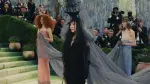 Madonna a su llegada a la Met Gala 2026 con un traje inspirado en el cuadro La tentación de san Antonio de Leonora Carrington.