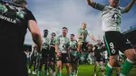 Integrantes del equipo festejando el ascenso.