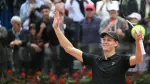 El italiano Jannik Sinner celebra tras ganar la semifinal contra el ruso Daniil Medvedev.